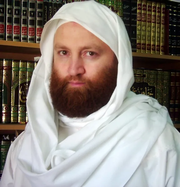 فضيلة الشيخ الدكتور محمد خلدون الحسني في مكتبته