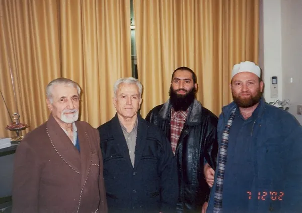 مع والده الدكتور محمد مكي الحسني، والعالم اللغوي محمد مطيع الببيلي، والأستاذ أيمن ذو الغنى