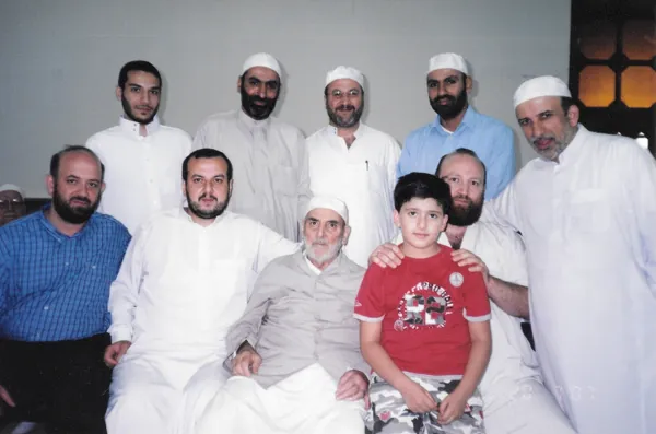 مع الشيخ الدكتور مصطفى الخن في جامع الحسن بحي الميدان، وحولهما جمع من الحضور